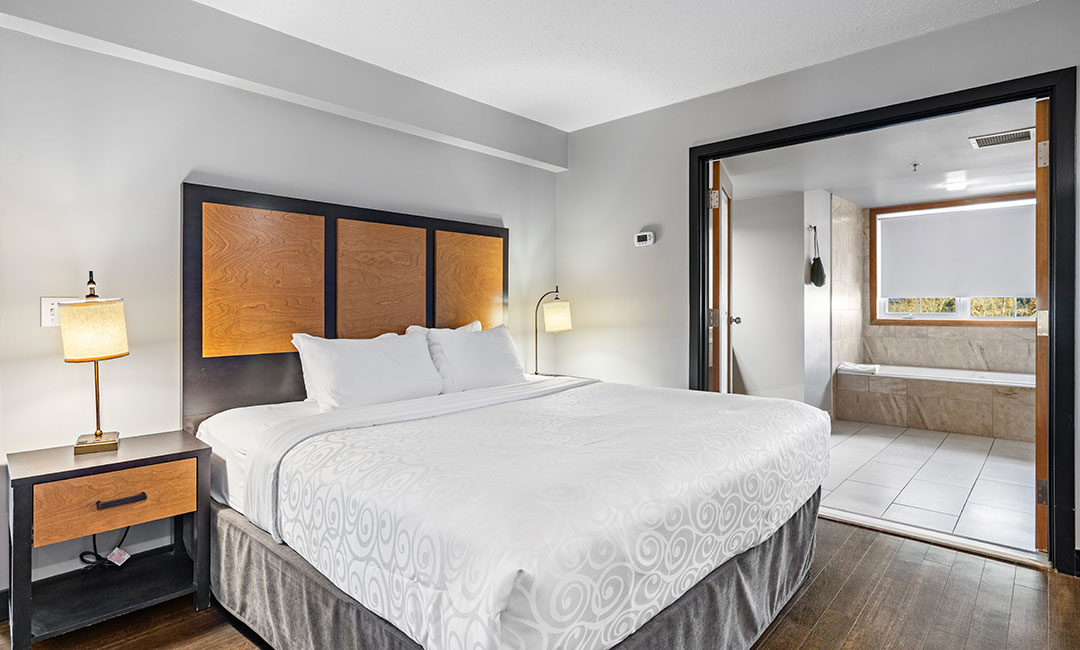 Rooms - Deluxe King Suite